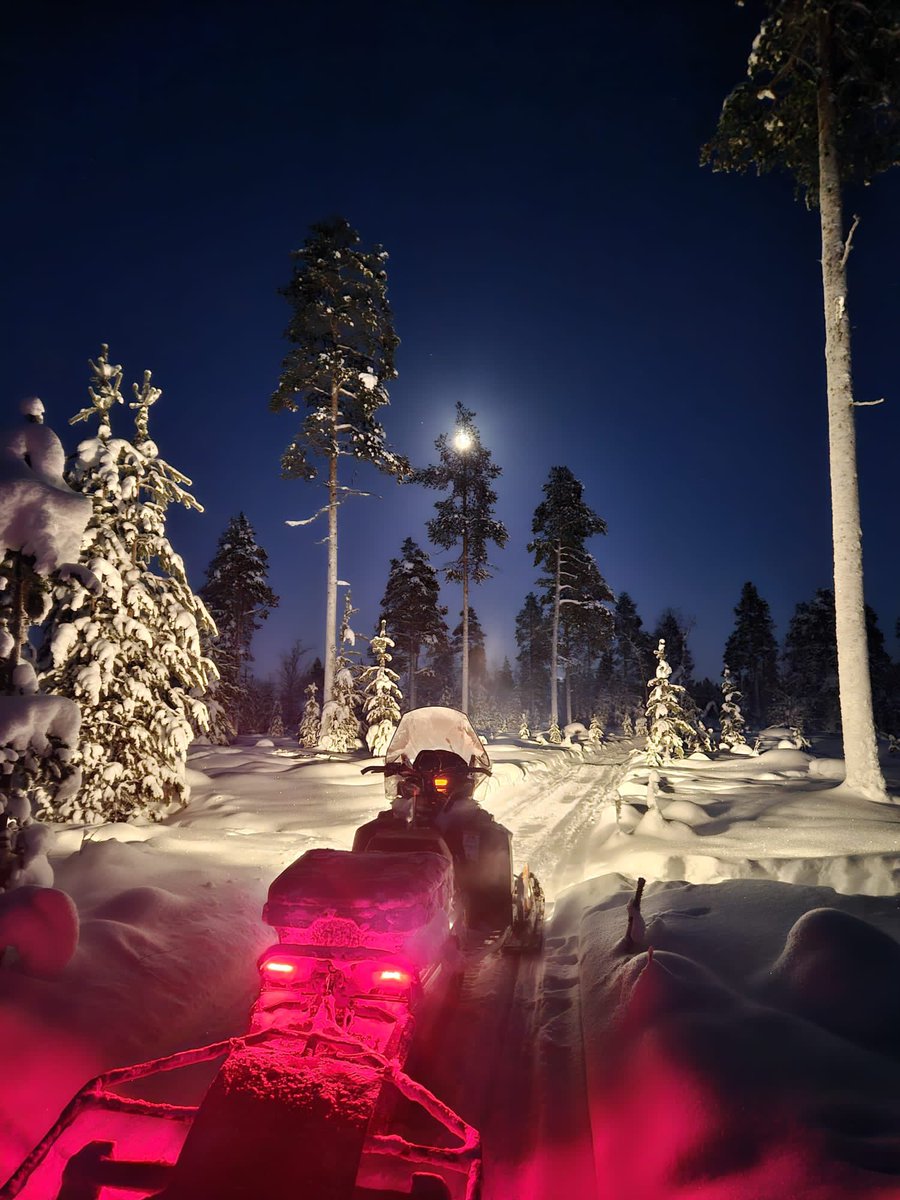 AmbCanFinlande's tweet photo. Belle soirée à #Sápmi. Nous avons pris des motoneiges à travers la nature hivernale jusqu'à l'église dans la région sauvage de Pielpajärvi, et nous avons également discuté des moyens de subsistance des #Samis. Merci encore une fois @TiinaSaAi pour l’hospitalité. @JAStovel https://t.co/jWOgetUWMb