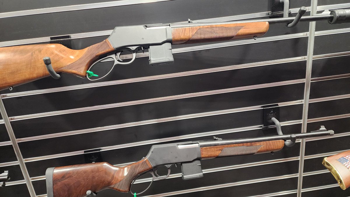 GunDigest's tweet image. Henry's new Lever Action Supreme! A .223/5.56 and .300 BLK lever gun that takes AR mags. #SHOTShow