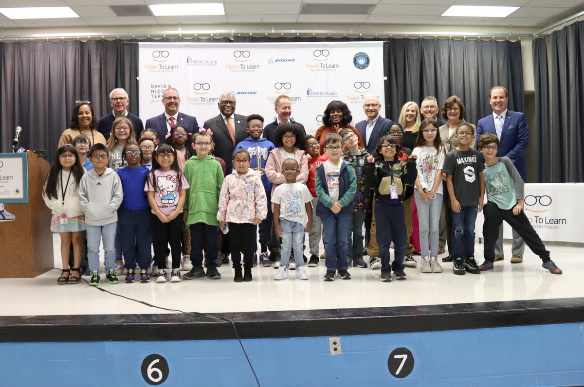 TeamDDTwo's tweet photo. Today, @RepJamesClyburn  joined Dr. Robbins, @VisionToLearn founder Austin Beutner, &amp; ENES to celebrate free eye care services &amp; glasses for children in Title I schools. Thank you DDTwo nursing staff for helping 148 ENES students receive their glasses! #TeamDorchester #ENES https://t.co/DQtIvp3V8M