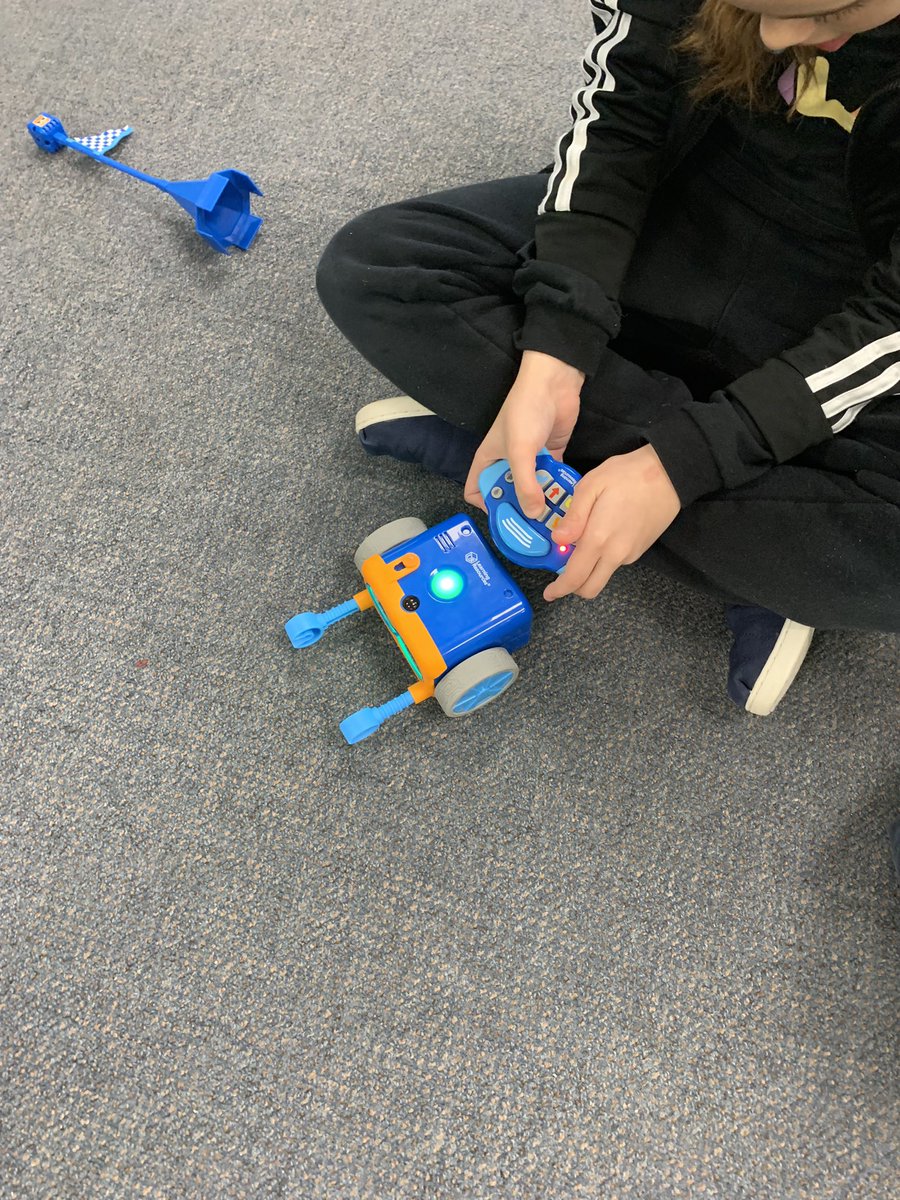 Young minds @StMaryOCSB having lots of fun coding and exploring Botley #ocsbStem @MissCarvery @SusanGreenman8