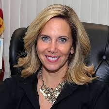 rogerledbette11's tweet photo. Boebert, switched CDs from #CO03 2 #C004 bc she hadn't represented CO03 well enuff 2B reelected.
She was paid $174K 4 what? She's best known 4 assaulting her Ex, a public hand job, & MTG calling her a "little bitch".
Does CD4 want 👇& chaos or 👇& progress. #DemVoice1 #Fresh https://t.co/BJHndjjyIw