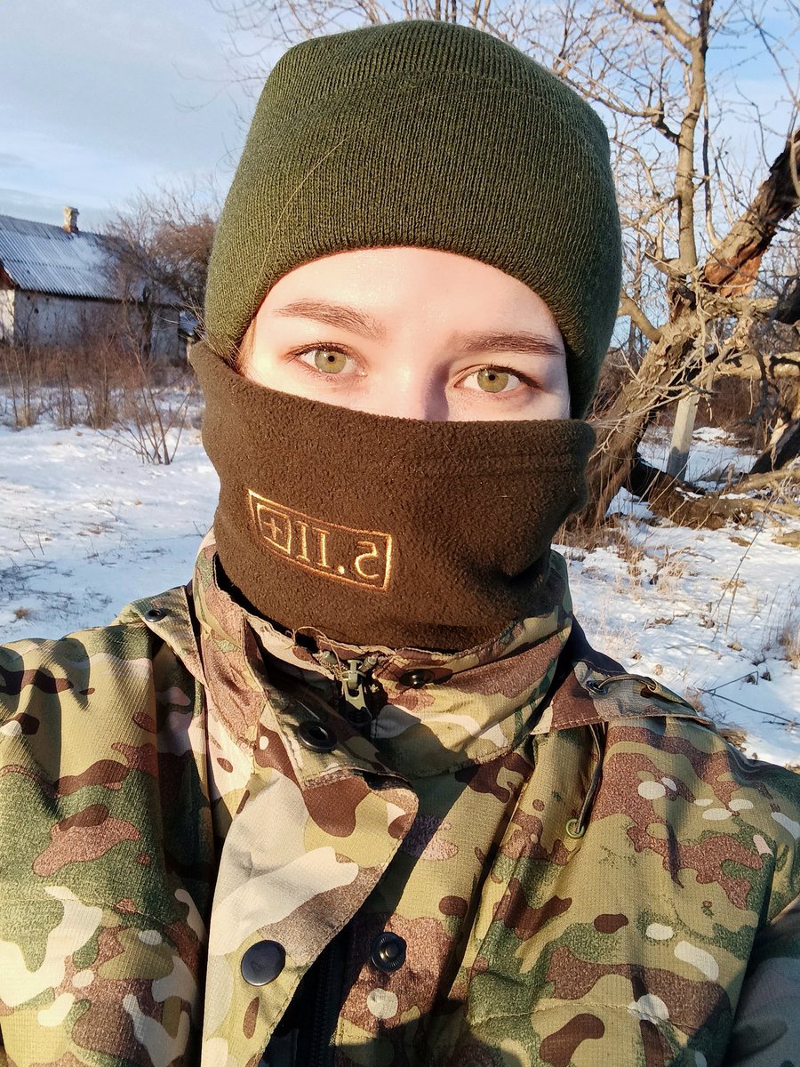 Эта женщина сегодня отморозила и так отмороженные руки, немного упала, застряла в поле, но обошла окраины Дебальцево, Чернухино и осталась довольна поездкой😌
В ЛНР зима, мороз и солнце.

Напоминаю, что активничаю я в телеграме: t.me/tolkachevik