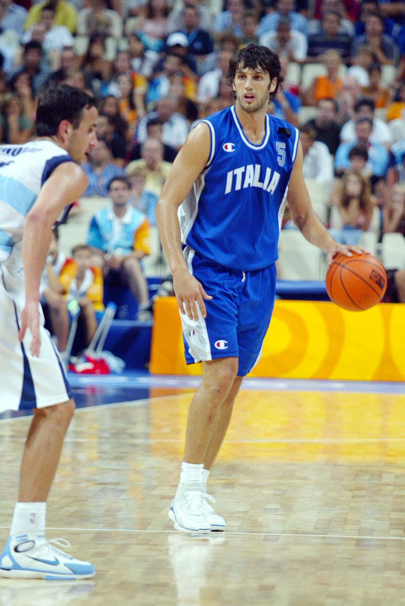 parallelecinico's tweet photo. - una carriera incredibile lunga 21 stagioni: 4 a Reggio, 6 alla Fortitudo, 6 a Barcellona, 1 a Cantù e Milano e le ultime 3 a Capo D'Orlando
- 2 scudetti a Bologna, 2 a Barcellona dove ha vinto anche l'Eurolega e 2 coppe del Re
- 1 oro agli Europei nel '99 e 1 bronzo a quelli del 2003
- 1 argento olimpico
- 24 punti in faccia ad Iverson e Tim Duncan
- 31 in faccia alla Lituania per portarci in finale ad una Olimpiade
- a 40 anni, la mattina di Pasqua, dopo una partita persa con Capo D'Orlando, nel giorno libero della squadra si è presentato in palestra la mattina alle 8 per fare 2 ore di allenamento da solo
- l'inventore del "tiro ignorante" molto prima che Curry imparasse il terzo tempo
- ma, soprattutto, l'unico giocatore della storia capace di far dire ad un telecronista "LeBron James non riesce minimamente a marcarlo"

Oggi compie 49 anni uno dei migliori giocatori italiani di sempre: Gianluca Basile.