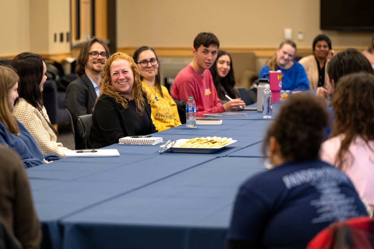 BucknellU's tweet photo. Last evening, bestselling author @jodipicoult met privately with creative writing students before participating in a discussion with President John Bravman in front of an engaged audience at the third #Bucknell Forum event. 📖🔶🔷

Read more ➡️ https://t.co/pHztT7fJHe https://t.co/pbmJUAyyop