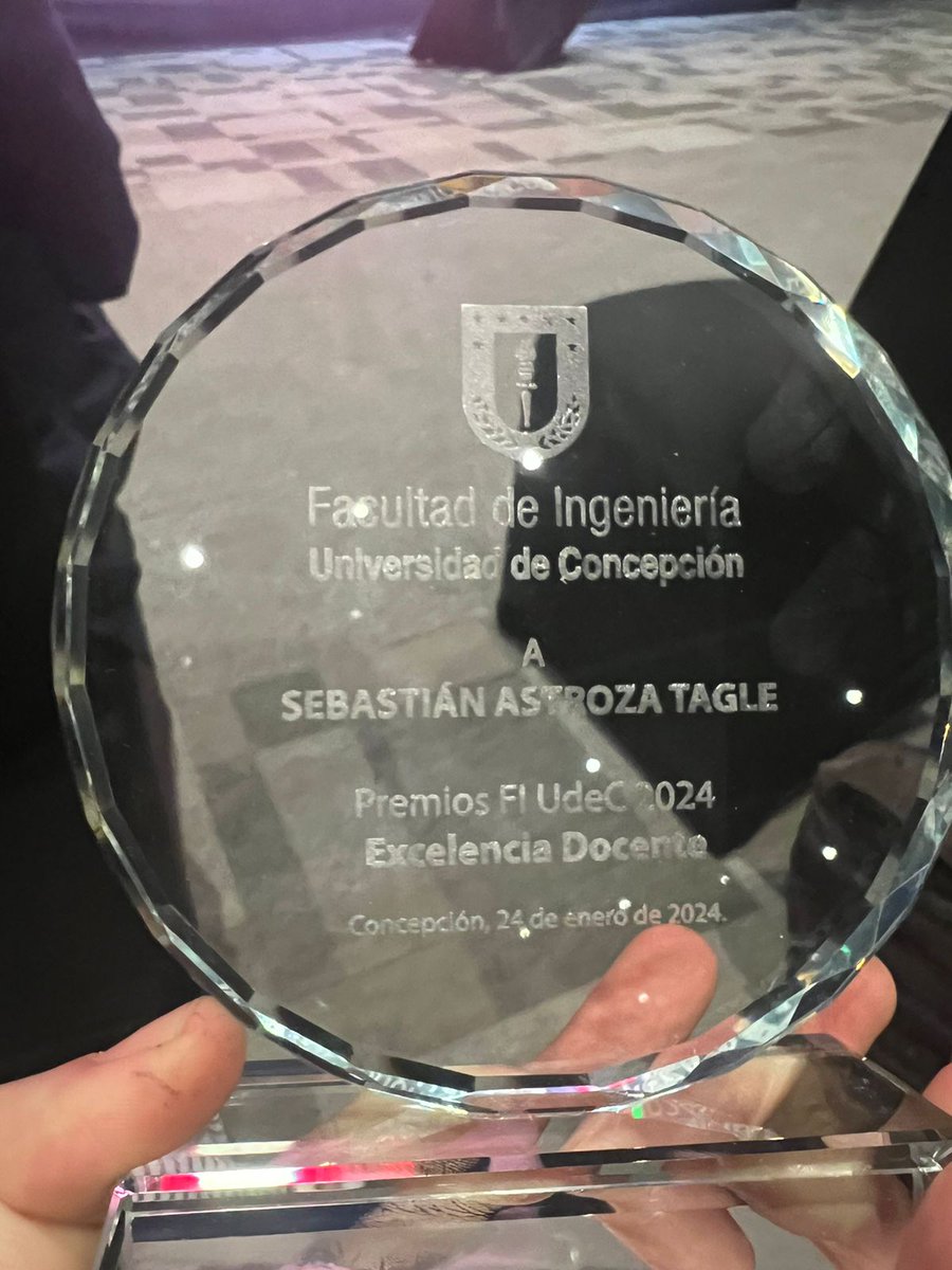 Hoy recibí el premio <a href="/fiudec/">Ingeniería Universidad de Concepción</a> 2024 de Excelencia en Docencia. Muy contento por el reconocimiento de mis pares y los comentarios que he recibido de parte de los estudiantes. Me encanta hacer clases y, retrospectivamente, fue lo primero que me motivó a entrar a la academia.