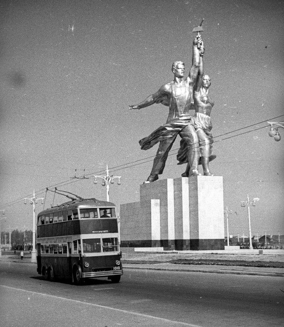 sovietvisuals's tweet photo. Worker and Kolkhoz Woman sculpture, Moscow, USSR, 1939. https://t.co/wWYO7gjvve