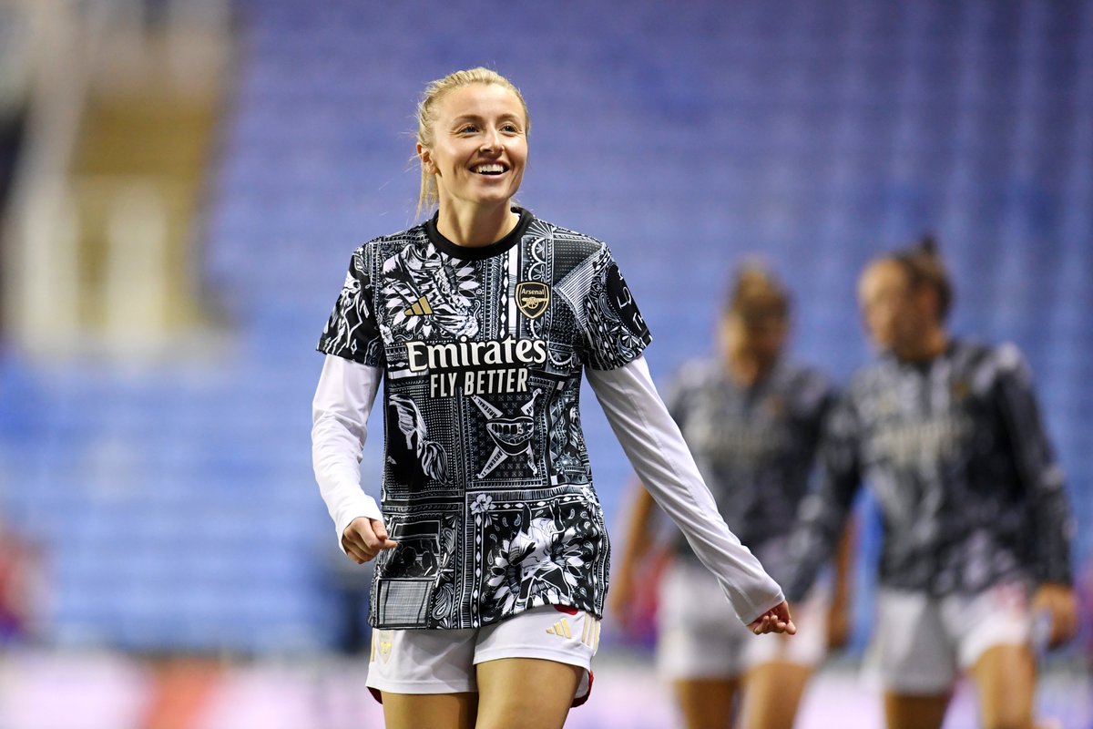 ArsenalWFC's tweet photo. We’ve made our first two changes…

↩️ @CaitlinFoord 
🔛 @bmeado9

↩️ @jbeattie91 
🔛 After nine months away, please welcome back one of our own…

Leah Williamson ❤️👏 https://t.co/yCPmb01IgT