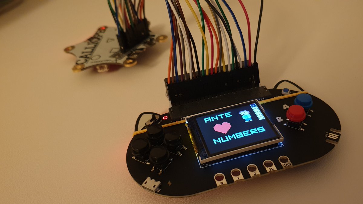 PlusPlusInt's tweet image. For the first #CalliopeMini V3 project I couldn't resist combining it with #MakeCode Arcade shield. @KittenBot1, maybe you can create an adapter for it and offer it as an addon for Newbit. :)