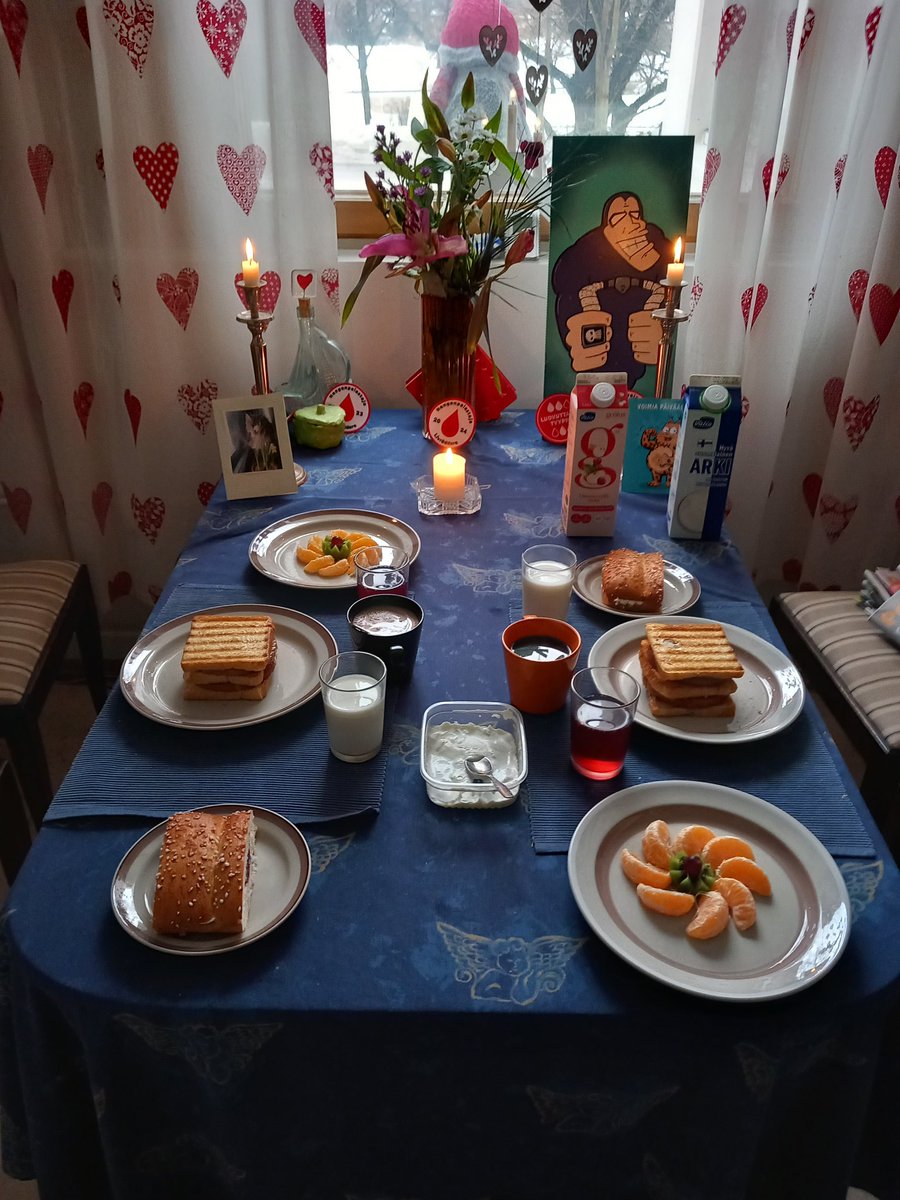 JuhaTenhonen's tweet photo. Koska pojal olk kouluu meno vasta klo 12.15, ni Aamiainen skippattiin ja syötiin #äijäbrunssi #diy #kerroshotdog #atria #wilhelm #makkarapihvi #linkosuo #juustopaahto molemmat #punalappusii #hetelmii #Sinuhe #pullapitkokermallajamansikkahillolla #punalappusii https://t.co/xDi4OcvzXg