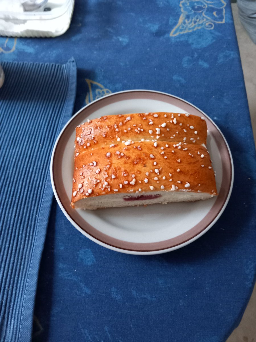 JuhaTenhonen's tweet photo. Koska pojal olk kouluu meno vasta klo 12.15, ni Aamiainen skippattiin ja syötiin #äijäbrunssi #diy #kerroshotdog #atria #wilhelm #makkarapihvi #linkosuo #juustopaahto molemmat #punalappusii #hetelmii #Sinuhe #pullapitkokermallajamansikkahillolla #punalappusii https://t.co/xDi4OcvzXg