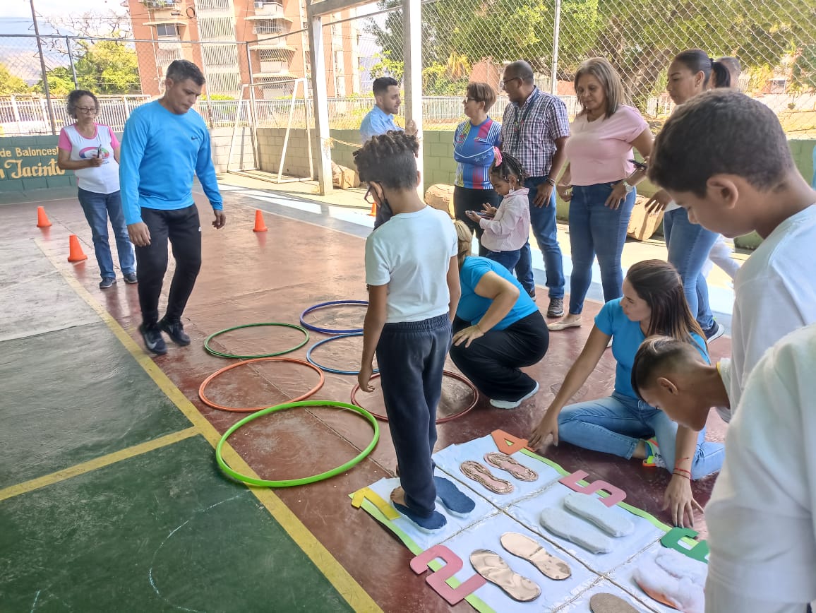 CDCEAragua's tweet photo. Con la presencia de la Autoridad Única de Educación @PiedadQuintana1 en el IEE Aragua se desarrolló el III Festival de la Clase de Educación Física Aragua. 
#7Transformaciones2030 
@NicolasMaduro 
@_LaAvanzadora 
@MPPEDUCACION 
@Soykarinacarpio https://t.co/ytNHAUPw9f