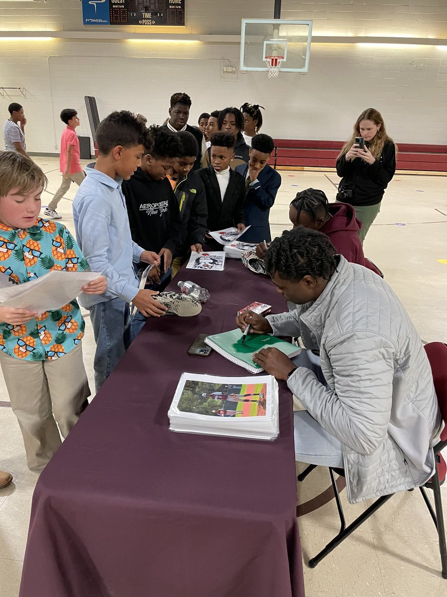 Shoutout Benjamin Russell’s @MalcolmSimmons0 and @GabrielBenton15 for speaking at Radney Elementary’s Boys To Men leadership group. Both student-athletes spoke on the importance of academic success and being coachable. They even signed autographs for the students.