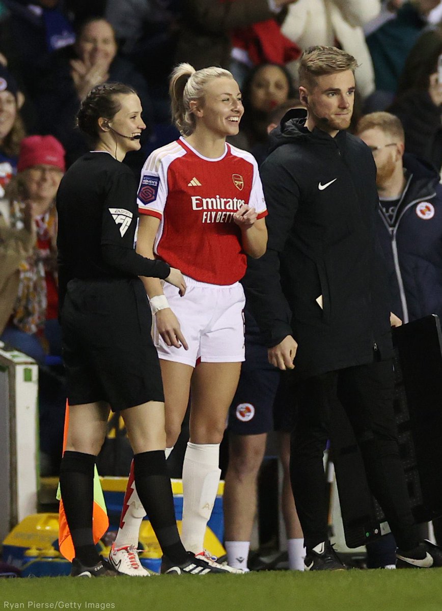 𝟐𝟖𝟎 𝐃𝐚𝐲𝐬 𝐋𝐚𝐭𝐞𝐫…

Leah Williamson replaces Jen Beattie in the 61st minute after rupturing her ACL in April 2023. #AWFC