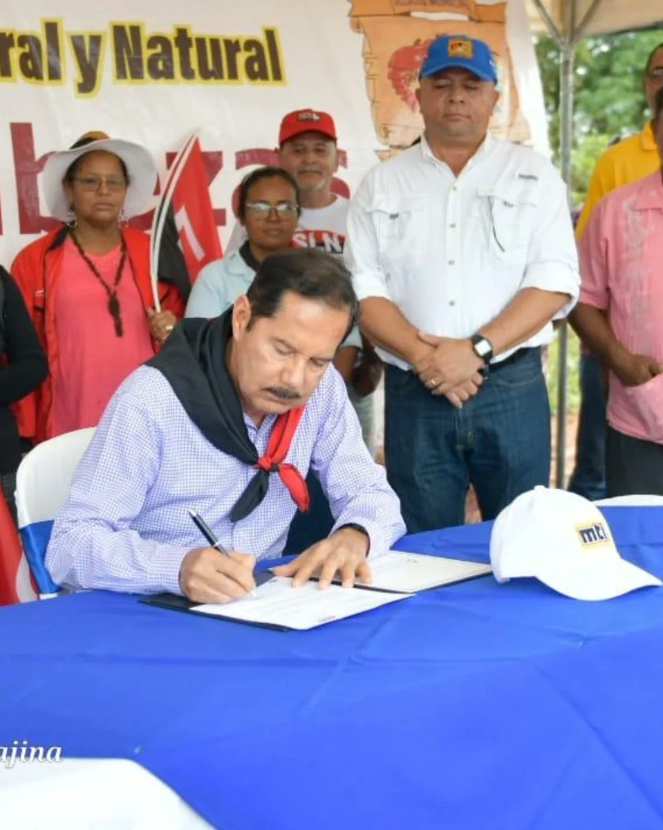 CmdtFederico's tweet photo. 🚧 🥳 WNAMBA!!

🌴 Este miércoles 24 de enero, El Gobierno Sandinista, a través del MTI, Firmó la Orden de Inicio para construir 2 nuevos tramos de 43 Km de la  Carretera Sahsa – Puerto Cabezas, RACCN.

❤️❤️❤️🖤🖤🖤
#Nicaragua
#ManaguaSandinista 
#4519LaPatriaLaRevolucion https://t.co/bWg9bU740V