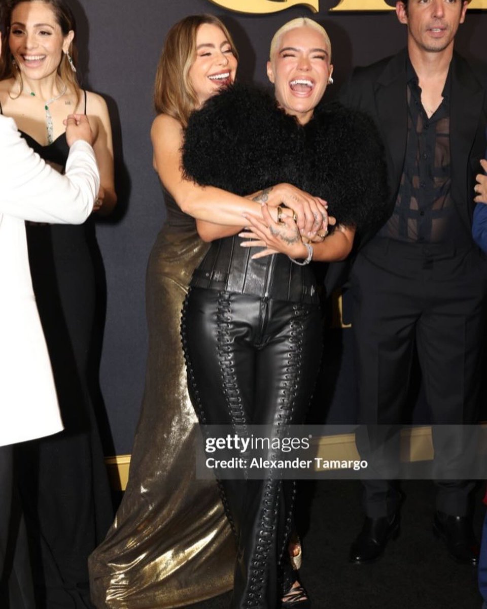 Karol G junto a Sofia Vergara en la alfombra roja de la premiere de la serie de Netflix "Griselda".