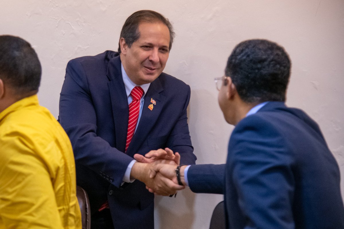 vicatallah's tweet photo. Hoy recibí a Waldo Ariel Suero y su equipo del @ColegiomedicoRD para dialogar sobre los desafíos del sector salud, y es grato coincidir con ellos en la visión de una mejora continua del sector salud y todos los actores que en el convergen. Mantener un diálogo abierto y sincero para encontrar soluciones que beneficien a la clase médica y a todos los dominicanos. #VictorAtallah #CompromisoConLaSalud⁣
⁣