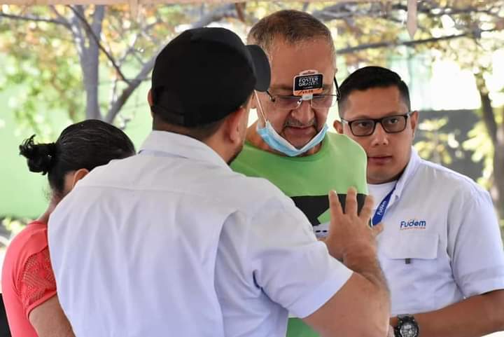AngelLobos28's tweet photo. #Jornadavisual 👓
Ayer, cientos de familias fueron beneficiadas con lentes gratis. 

Actividad que llevamos con el objetivo de apoyar a las personas que más lo necesitan. 

Continuaremos realizando jornadas de este tipo en más comunidades de nuestro departamento. https://t.co/Q3KV2IejHq