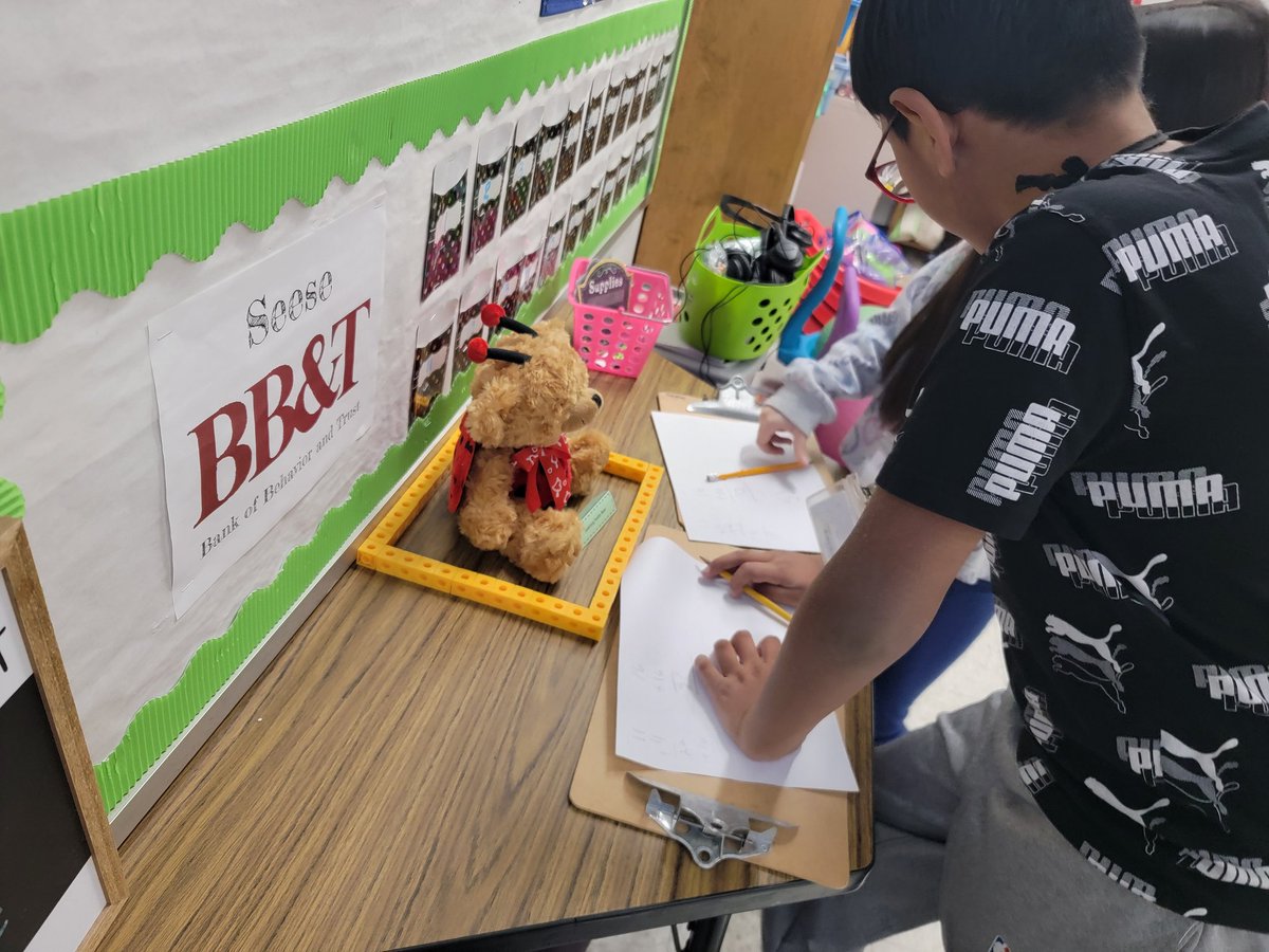 beth_seese's tweet photo. My perimeter museum ready and in full use. @claremont_elem #NoBeariers #3rdgrade #perimeterfun https://t.co/z1geZsWmOq