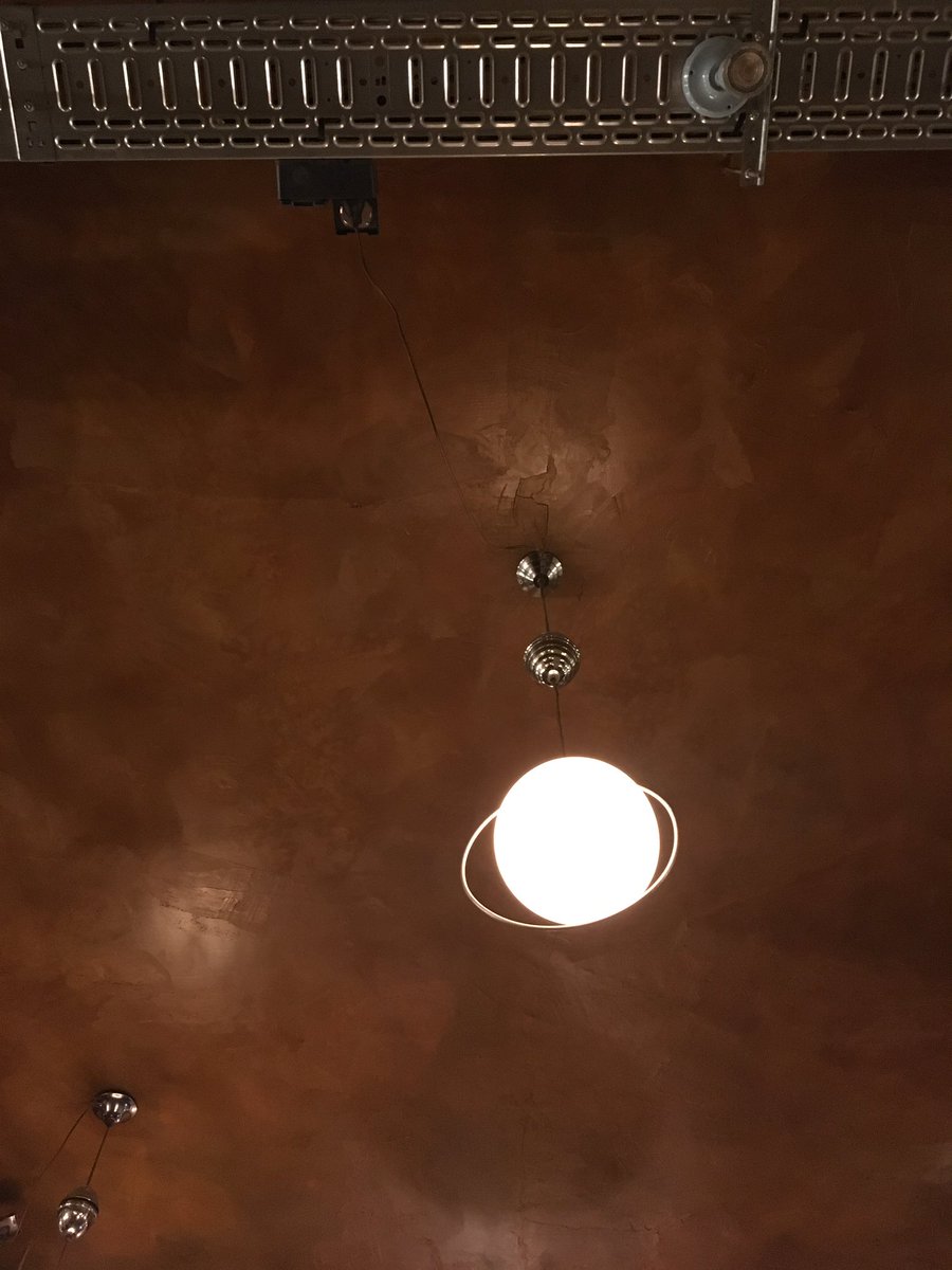 Cafés
en hiver –
corrigeant des copies,
ne pas être
tout à fait
ce que la terre
poétique
a fait de moi.

Des hommes
parlent de choses
d’adulte.

Au supermarché,
sur les épaules de son père,
un enfant dit :
« bon il faut payer là »,
tandis que
j’observe
depuis un monde
sans porte.