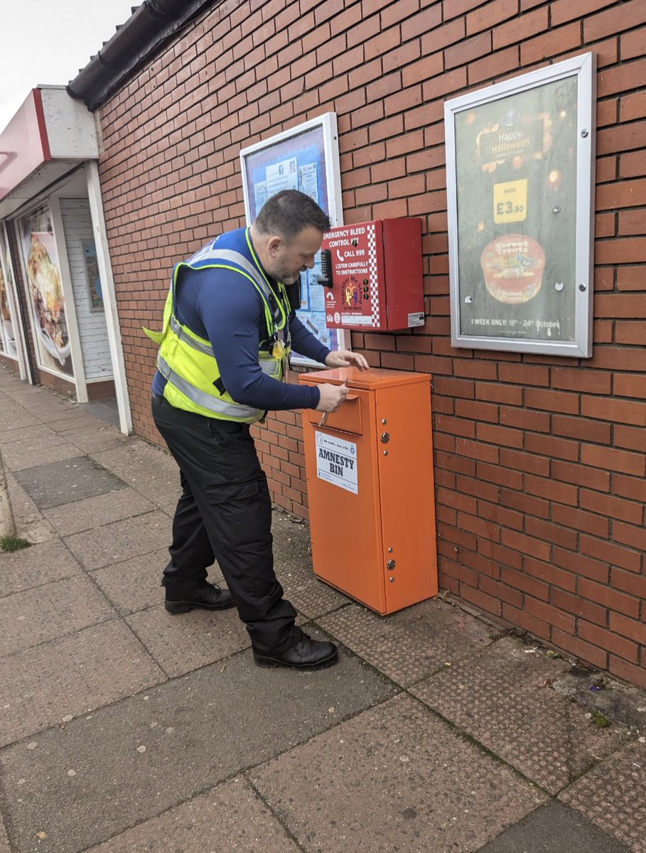 Pcso's #C7057 #C7022 #C7125 &amp; #C7072 from the Neighbourhoods team were in Blackthorn today, engaging with the community. 11 knives recovered from knife Amnesty Bin <a href="/NNOffTheStreets/">NN_Off_The_Streets</a>  
<a href="/WestNorthants/">West Northamptonshire Council</a> 
<a href="/NorthantsPolice/">Northants Police</a>