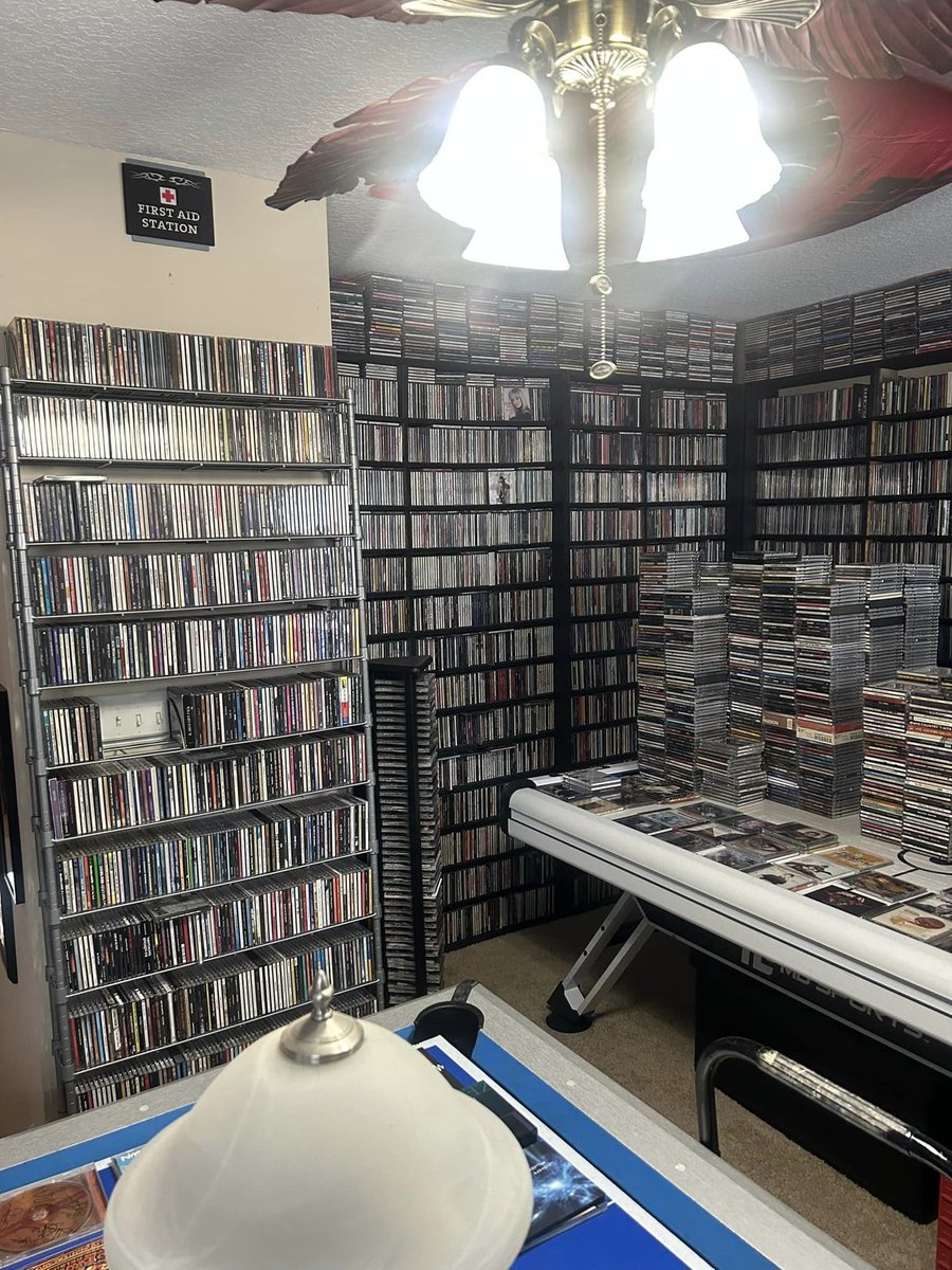 vodouch2000's tweet image. 27.465 CD's of Brian Allen. Whoa! 
#CD #compactdisc #PhysicalMedia