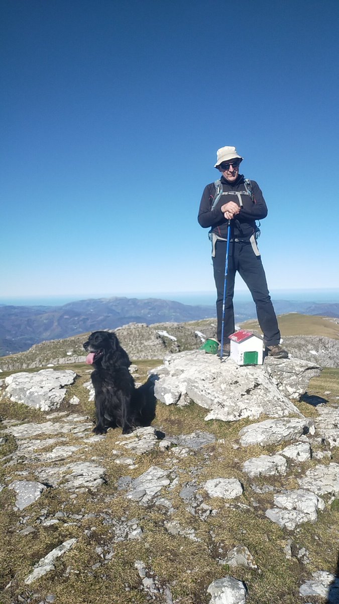 e13sirio's tweet photo. 8 años ascendiendo montañas conmigo, remontando ríos, cruzando bosques en cualquier época del año.

Su compañía no tiene precio.

Hoy tocó el #Ganbo #Aralar #TrasLasHuellasDeILO https://t.co/59PbEXNUcx