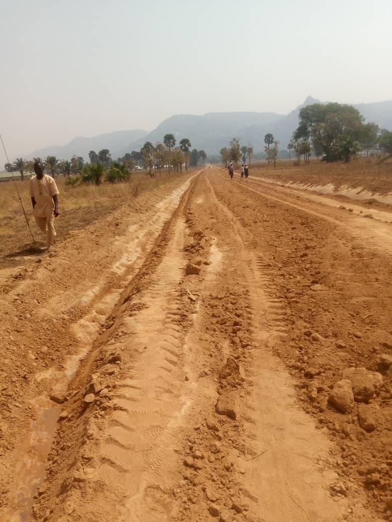 The administration of Governor Uba Sani is constructing a road at Kakumi Daji, Kaura LGA in Southern Kaduna as part of the SUSTAIN AGENDA of transforming rural areas. 
#KadunaRuralTransformation