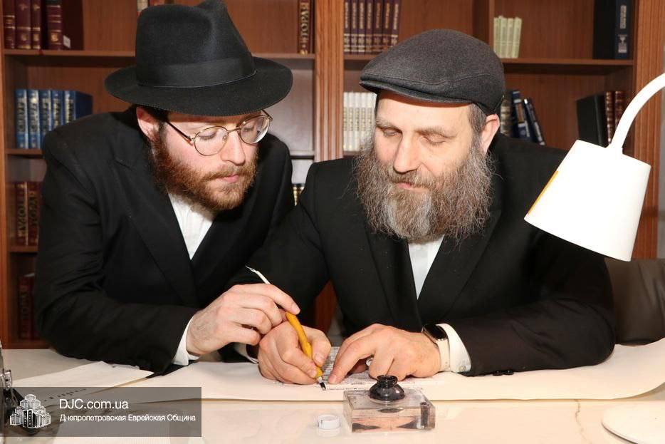 FJCU's tweet photo. A New Torah Scroll in Dnipro
In #Dnipro, a ceremonial event marking the beginning of writing a new #TorahScroll took place at "Beit Chabad Levi-Itzhak." The scroll is a gift from the Sharynov, Dveris, Zolotarevsky, and Petrovsky families. https://t.co/IFbuTDKAv3