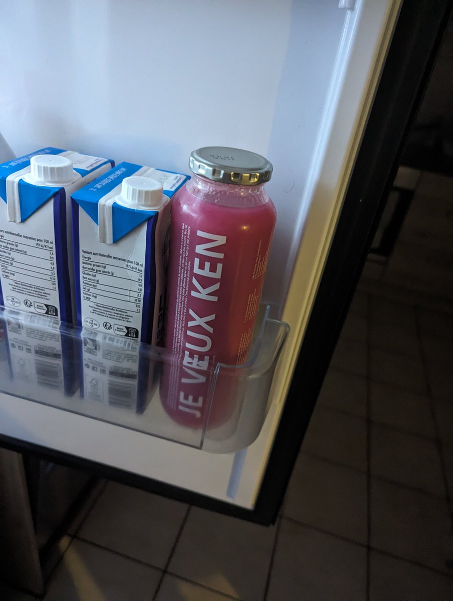 Evasion7's tweet photo. Je rentre du taf, je vais me chercher un verre et je tombe là dessus.

Tu fais quoi à ma place? https://t.co/pqJykIuvbQ