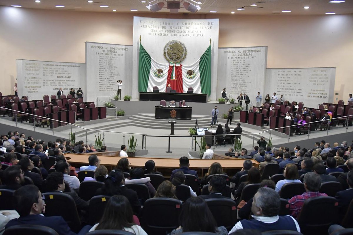 SP_Veracruz's tweet photo. Desde la Secretaría de Seguridad Pública expresamos nuestro reconocimiento a la Fiscal General del Estado, Verónica Hernández Giadáns, por su ejercicio de rendición de cuentas, esta mañana en el H. Congreso del Estado de Veracruz. https://t.co/7IQBhHRzuT