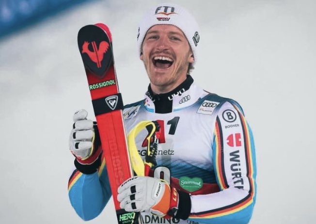 Wahnsinn! Nach Kitzbühel gewinnt Linus mit dem Nachtslalom von Schladming den nächsten Skiklassiker! 

Vor Noel Clement (3.) und Timon Haugan (2.) fährt Skilöwe Straßer mit einer Zeit von 1:45.20m auf Platz 1!

Wow! Gratulation 🦁⛷

#tsv1860ev | #tsv1860 | #strasser 
#schladming