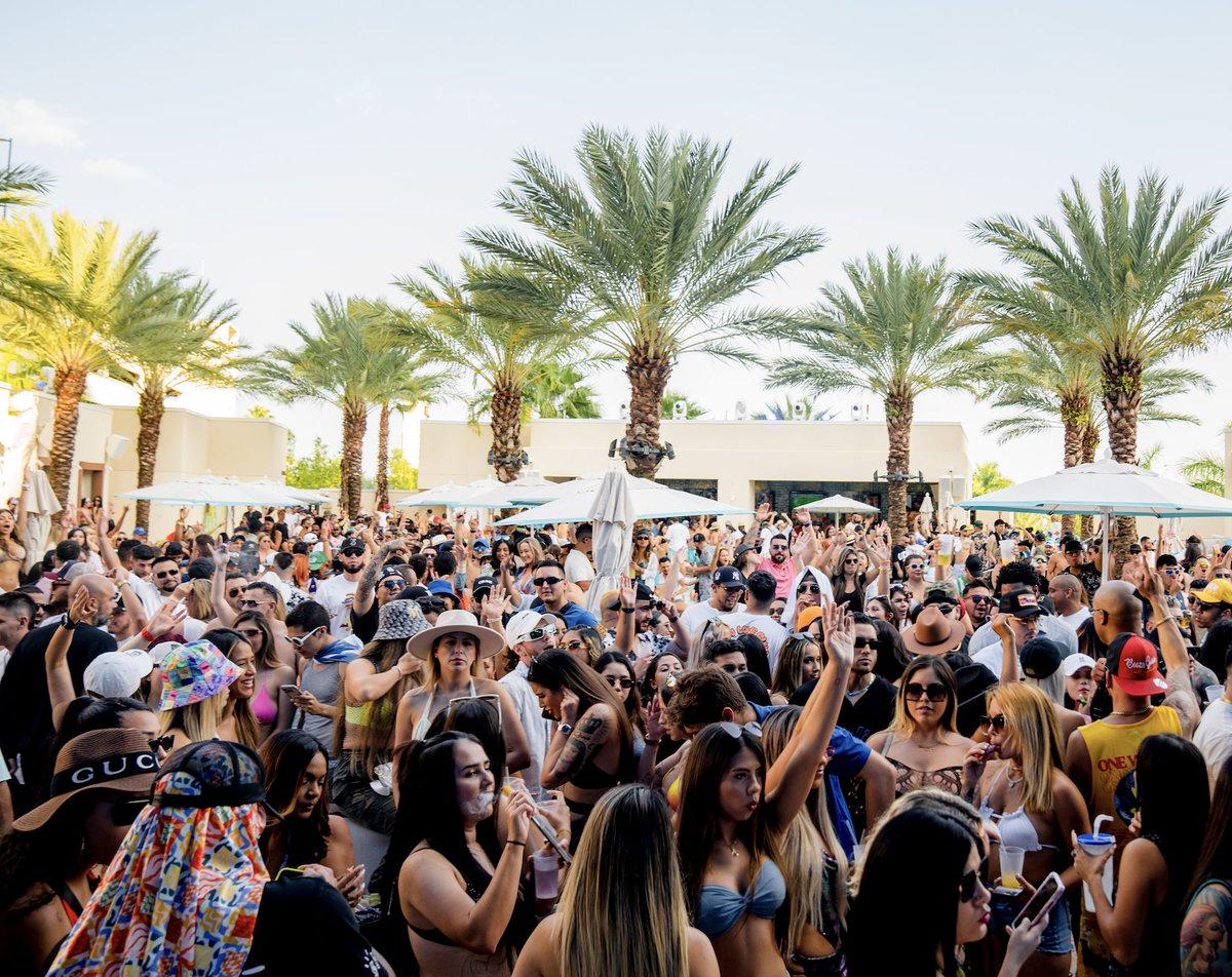 Siempre BLESSD 😎💙 He’s taking over DAER Dayclub 🌴 THIS SUNDAY, January 28th! Doors open at 12 PM. 

Tickets: loom.ly/MZO9TWM
Tables: sevn.ly/x4rHhNew