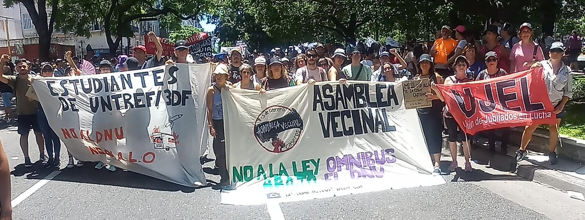 raymi326's tweet photo. Para el troll center de Milei,Caputo,Bulrtich,los empresarios,el FMI y los colaboracionistas #NoLaVen 
#ParoNacional y Plan de lucha para derrotar el #DNU #LaLeyOmnibus organizados en Asambleas y en las calles
Arriba los que luchan xq los derechos se Defienden No se Negocian✊ https://t.co/Ljsz2MRqZp