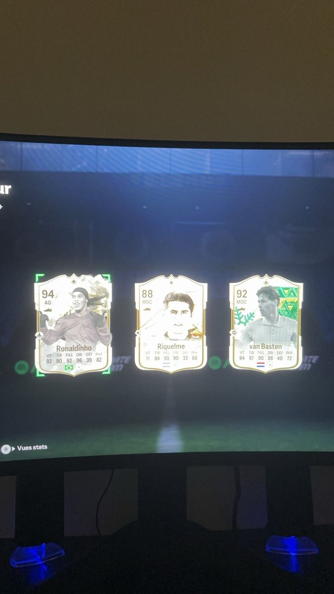 LeBombzzz's tweet photo. @FansdeFUT J’ai fais 4 choix icône en 2-3 semaines, sur les 3 premiers choix aucun joueurs au dessus des 100k donc 9 joueurs de merde et voici le dernier que j’ai fais aujourd’hui..😅 https://t.co/l2jj3kS7JX