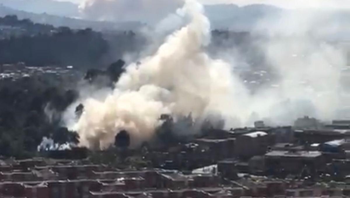 Citytv's tweet photo. Nuevo incendio en Bogotá: video retrata emergencia en el sur de la capital de Colombia https://t.co/Kai5Z3migK https://t.co/8EaccJqEZz