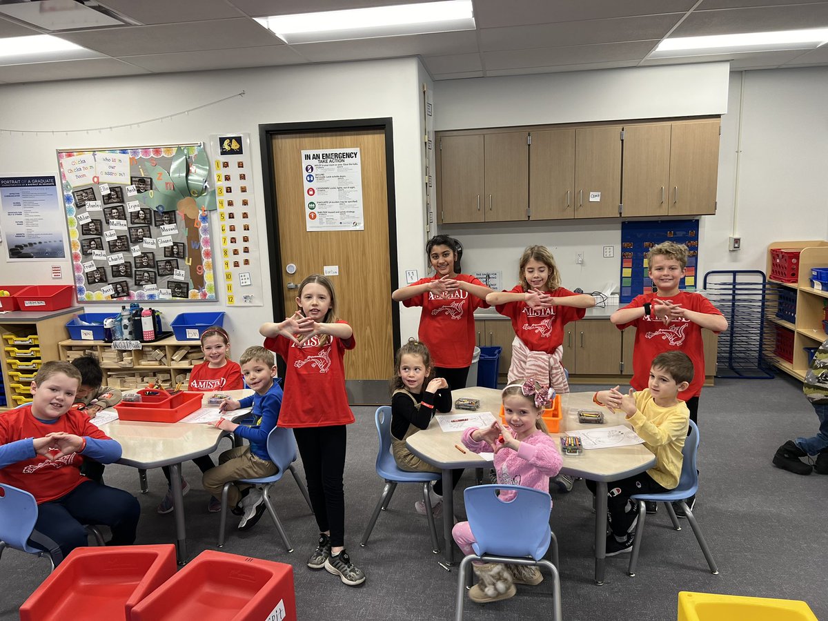 Welcomed our Kindergarten buddies into their houses this morning. <a href="/KevinOlsenD95/">Kevin Olsen</a> #BetterTogetherD95 #dragonpride