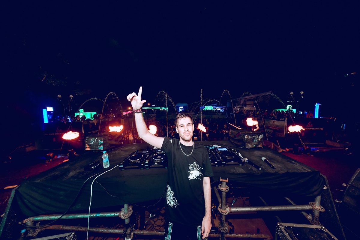 bassconmassive's tweet photo. Paying homage to Basscon Records, @gmaxxofficial &amp; @Alessaiai join forces alongside @wav3motion &amp; @michaeljomusic to deliver the classic euphoric hardstyle sounds of "With You".🔆 

Get ready to feel the emotion and pre-save yours at https://t.co/iQGnPADgbV 🔗 https://t.co/RddBAWuzOX
