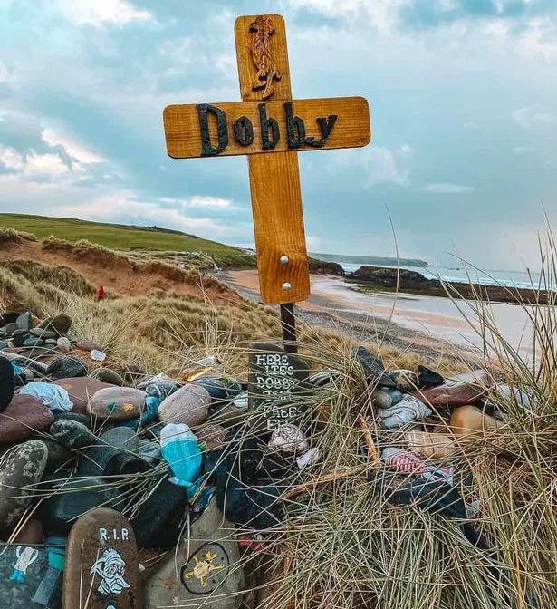 EiProfeta's tweet photo. Así luce desde hace años la playa de Pembrokeshire, en Galés, donde fue rodada la escena del entierro de Dobby. Durante todo este tiempo los fans de Harry Potter rinden tributo al pequeño elfo dejando piedras y calcetines. Épico. https://t.co/qM6WG825GE