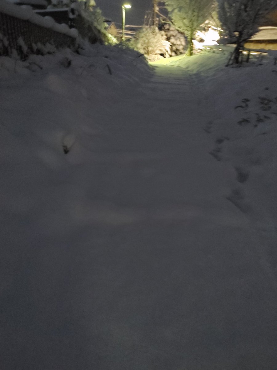 仕事に行く途中です。
雪がたくさん積もって、楽しいです🎵