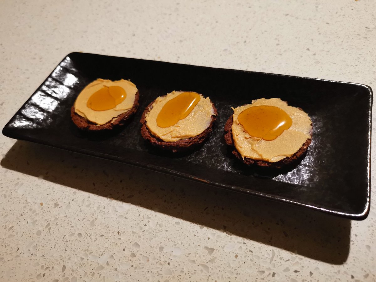 TanyaDavis95's tweet photo. Vegan 'Snicker's' Hack
Arnotts Chocolate Ripple biscuit, spread some peanut butter over & then a dollop of Golden Syrup
Tastes exactly like one 💕💕
#vegan #cooking #plantbased #comfortfood #healthyeating #veganfood #veganfoodie #veganhack https://t.co/tVA1K3zHLa