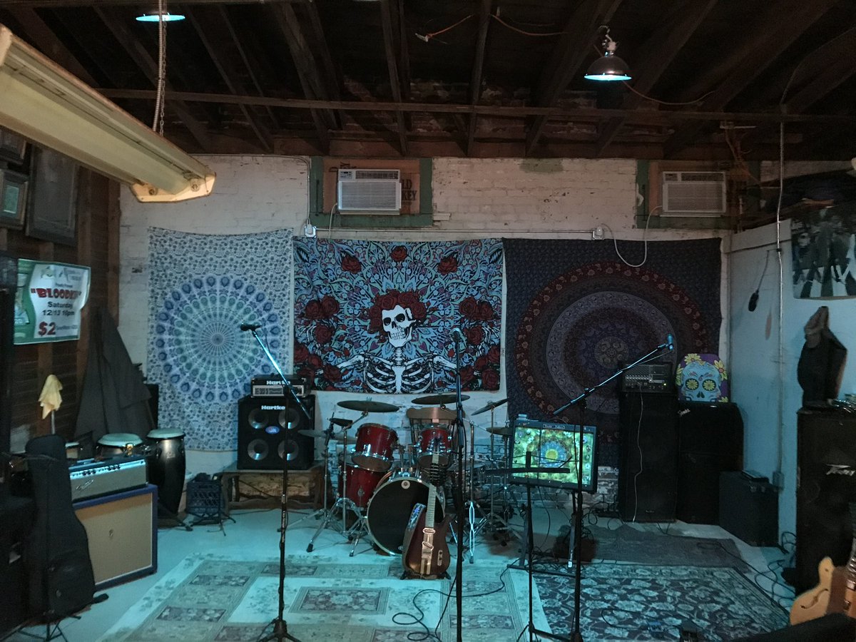 BloodshotEyes1's tweet photo. 19th Annual Bloodshot Christmas has been rescheduled for Sat Feb 10 | 131 W.Liberty Ave in Historic Downtown Covington TN | 8:00pm Featuring members of Bloodshot Eyes & @giltedgemusic w/others | Letโs give it another shot!!! #BSXmas #BSE #giltedgemusic #memphismusic #901jams ๐ถ๐ https://t.co/oiVyhhw1Ty