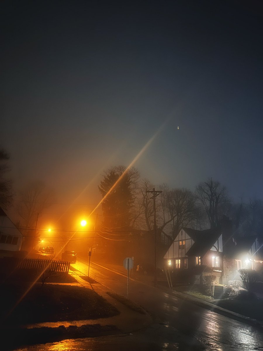 masonpaul's tweet photo. Cincinnati neighborhood by way of Winter fog and gas light. https://t.co/4gTbqOOSBD