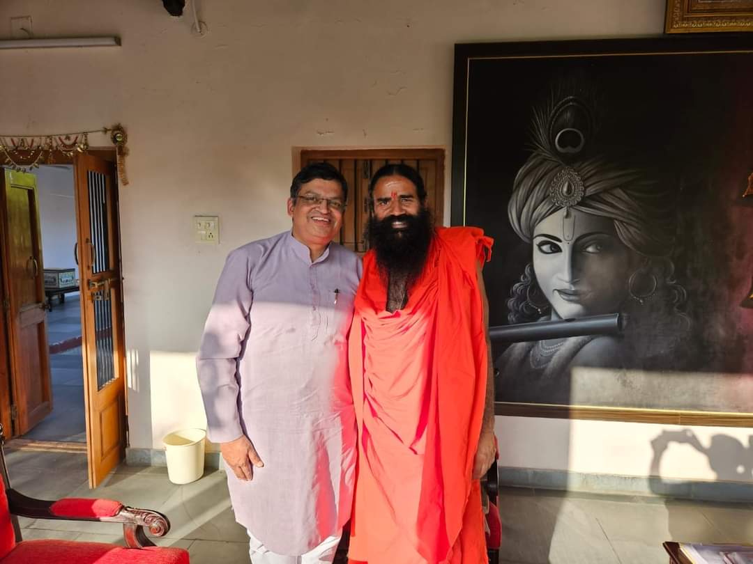 yogasanaup's tweet photo. *परम् श्रध्देय स्वामी रामदेव महाराज जी से आदरणीय @gopalkagarwal ( राष्ट्रीय प्रवक्ता भाजपा, संरक्षक उत्तर प्रदेश योगासन स्पोर्ट एसोसिएशन ) व आदरणीय @rohitkaushikyb जी को आशीर्वाद प्राप्त हुआ, साथ मे @KuberBisht09 जी का भी रहना हुआ
@DrJaideepArya
#Upysa #पतंजलि YB दिल्ली NCR https://t.co/tvVe3288Eq