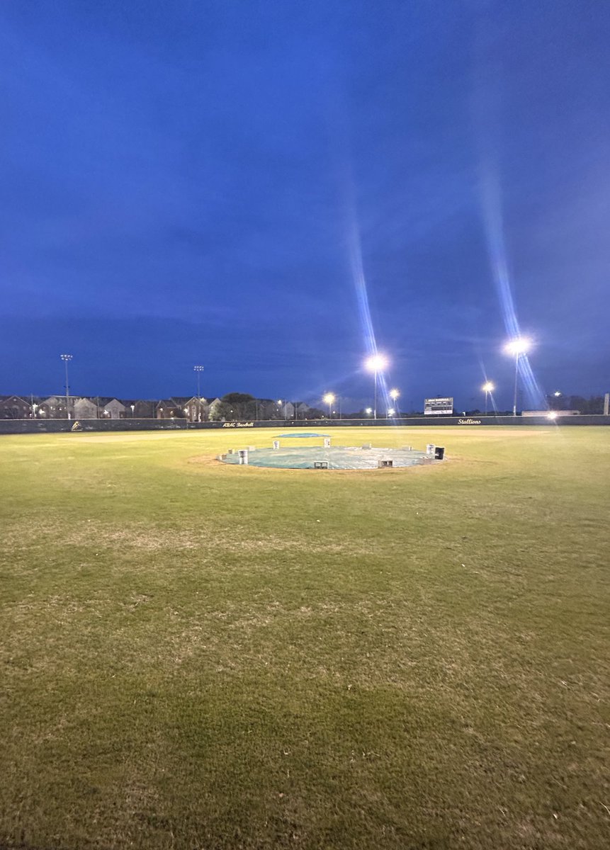 Our field is looking better than ever for the start of the spring! The new windscreen is up just in time for the season 🐎👀
