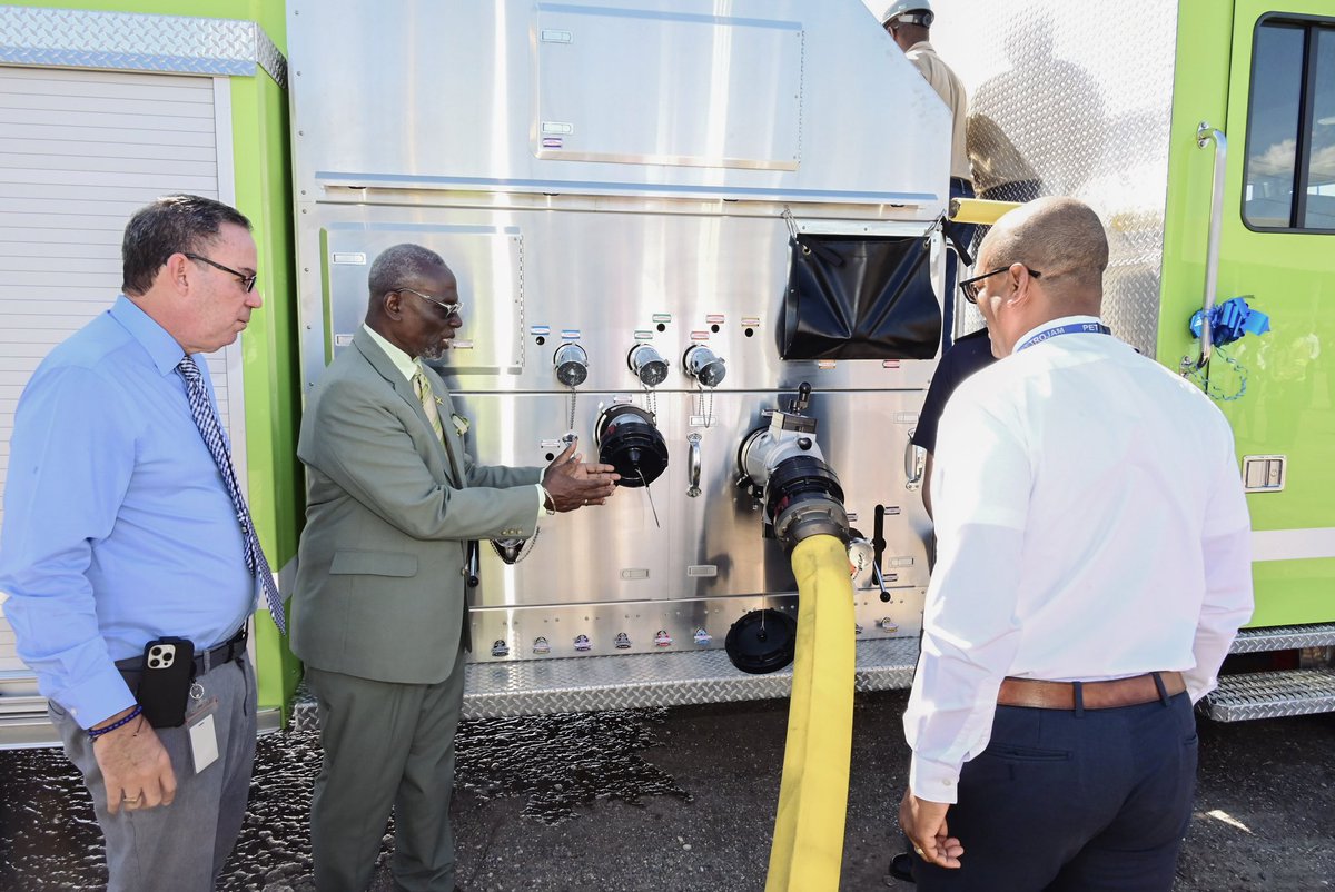 MSETGovJM's tweet photo. Yesterday, Petrojam brought into commission a foam fire truck and Ambulance to strengthen the safety of staff and the refinery.
The aim is to ensure the continued service of Jamaica's energy needs.
#Jamaica #Petrojam #Energy https://t.co/DXM2SsMNZ7