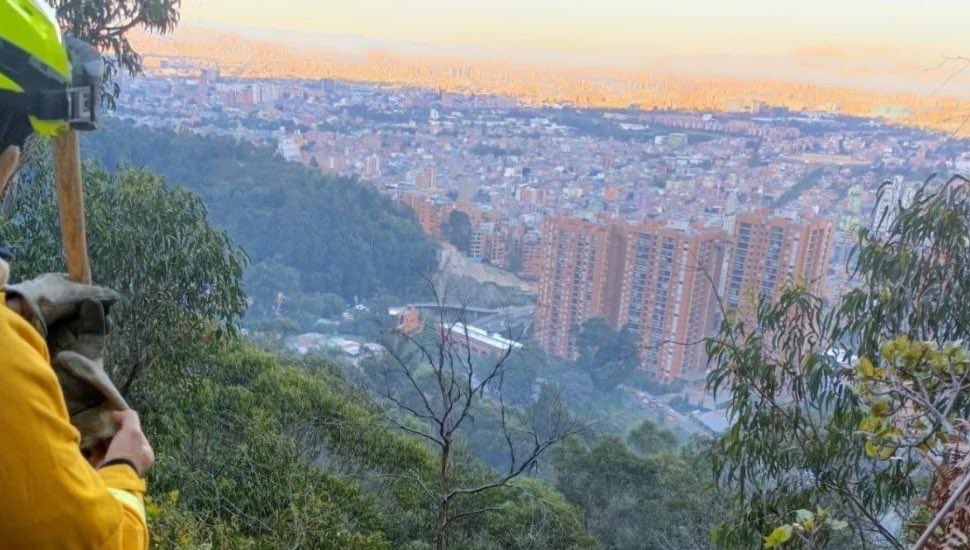 Educacionbogota's tweet photo. #Comunicado
🚨@Educacionbogota informa las medidas de protección frente a los incendios presentados en la ciudad.⚠️

Con el fin de garantizar el bienestar de la comunidad educativa les invitamos a seguir las siguientes orientaciones:  https://t.co/fjhI9fvAKF #educacionbogota https://t.co/3rbF6MNXFM