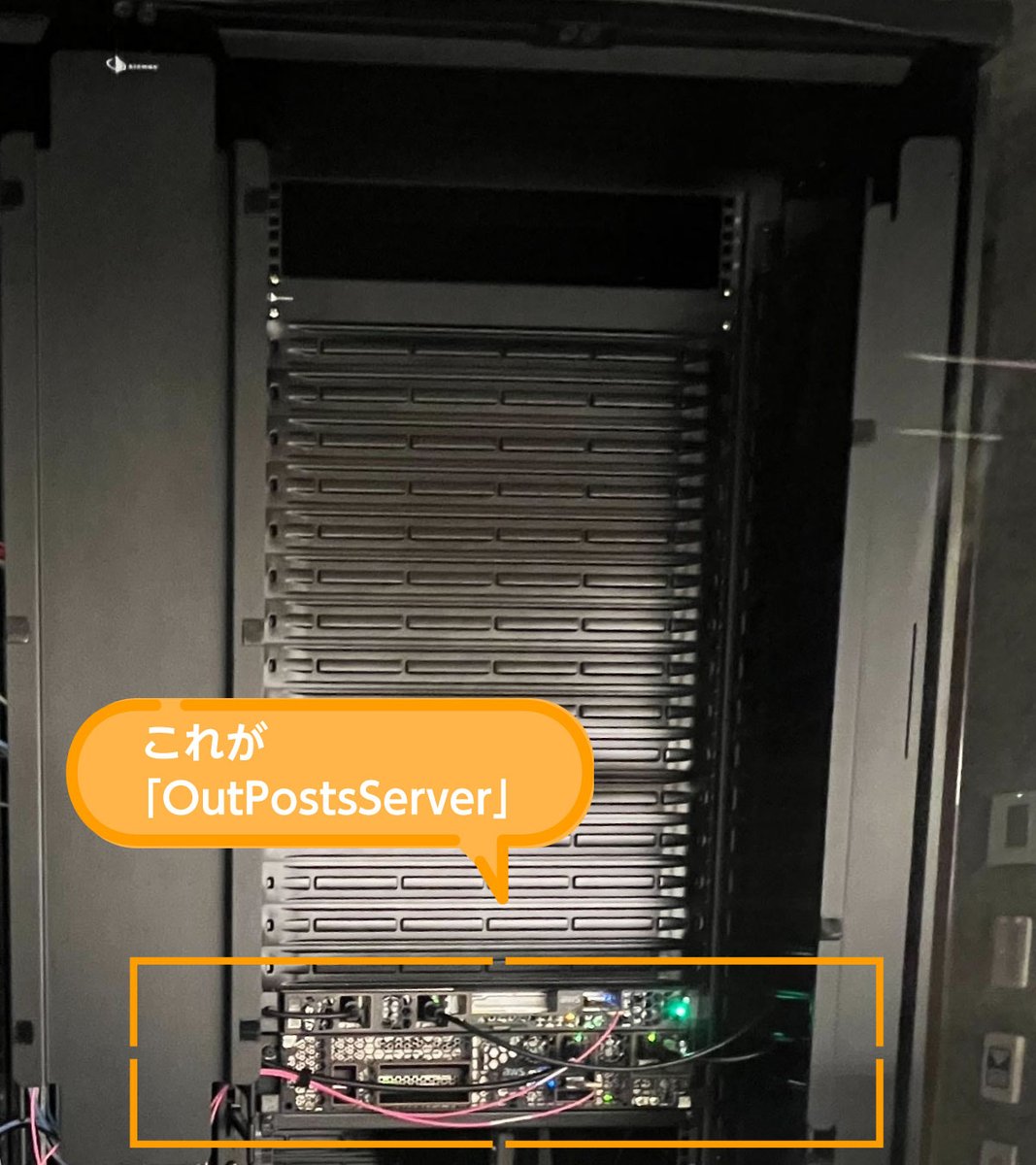 awscloud_jp's tweet photo. AWS が珍しく物理で提供している
『AWS Outposts サーバー』
通常は購入いただかないと見られませんが、#AWSStartupLoft Tokyo で見ることができるんです!
サーバーをアップにして撮影してみました📸
画像をタップして詳しい構造をのぞいてみてください👀✨
実際に見る方法は👇 https://t.co/0eZKKfpsI1