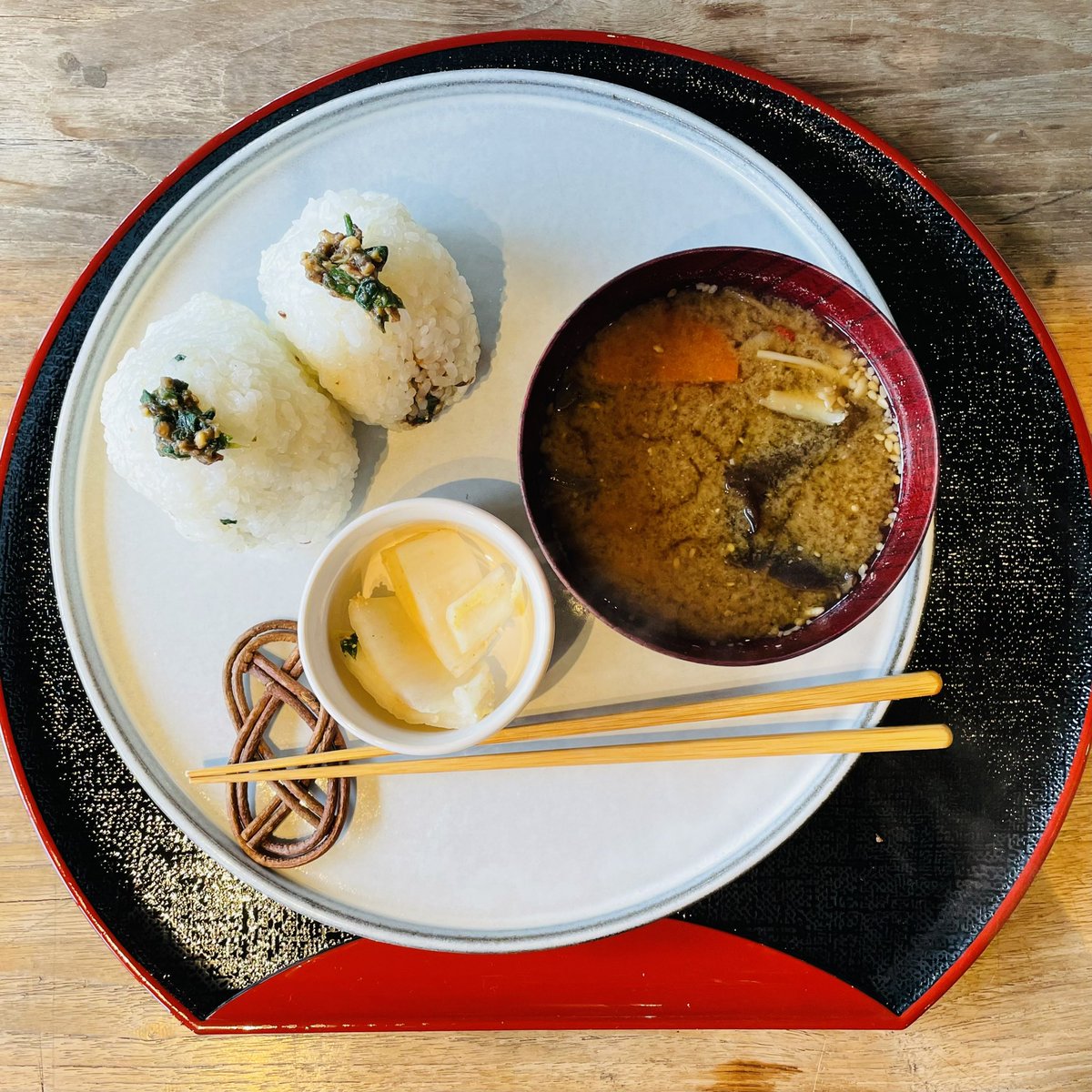 薬膳味噌汁とおにぎり！美味しそう！