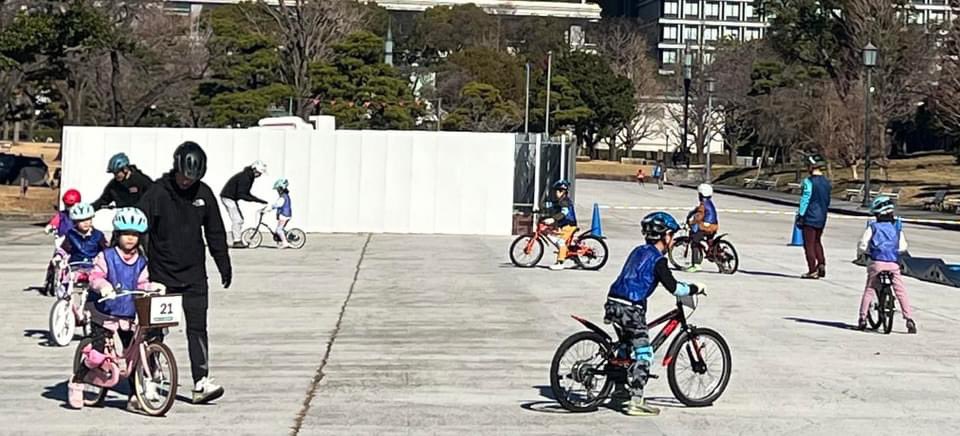 matsuzaka_yoshi's tweet photo. 第5回BAA皇居外苑自転車教室2月11日(日)の午後、
「補助輪を外して自転車に乗ることができるクラス」は1月25日現在、残り枠17名です。
https://t.co/uacJZZK5Hk
#自転車協会 #BAA #SBAA #自転車 #サイクルショップ #サイクリスト #サイクリング #自転車デビュー #皇居外苑 #自転車教室 #子ども https://t.co/pyOjIKoFcO
