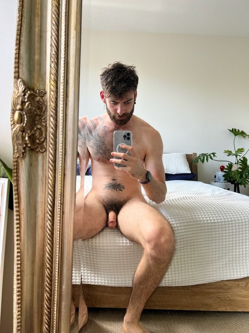 Too hot for clothes 🤭 https://t.co/Qzt3YZkQC5